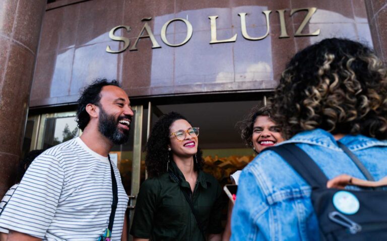 Organização na frente do cinema São Luiz