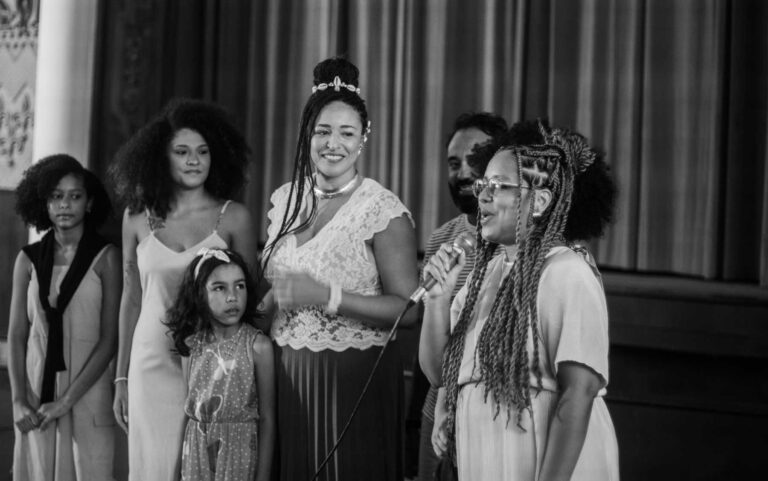 Criança falando no microfone