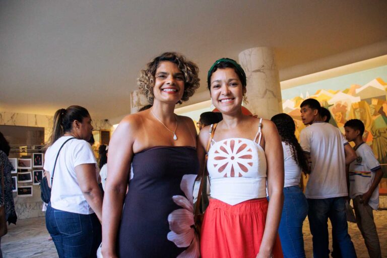 Danielle Valentim e amiga