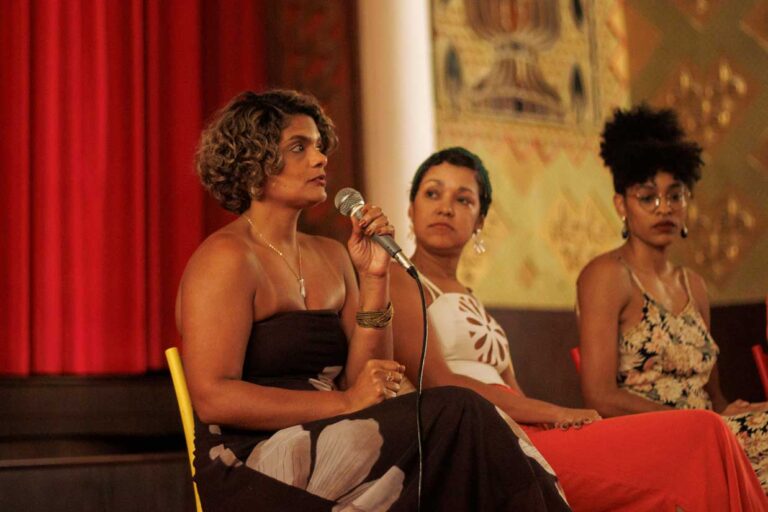 Danielle palestrando no cinema