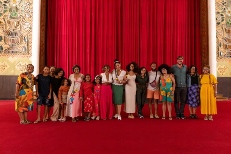 Organização e crianças no palco do São Luiz