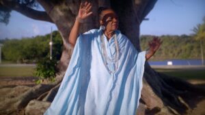 Neusa Borges com árvore ao fundo