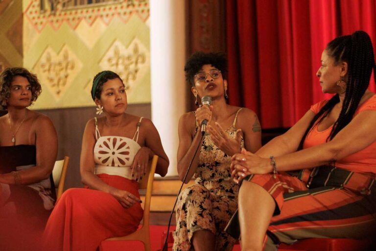 Mulher palestrando no cinema