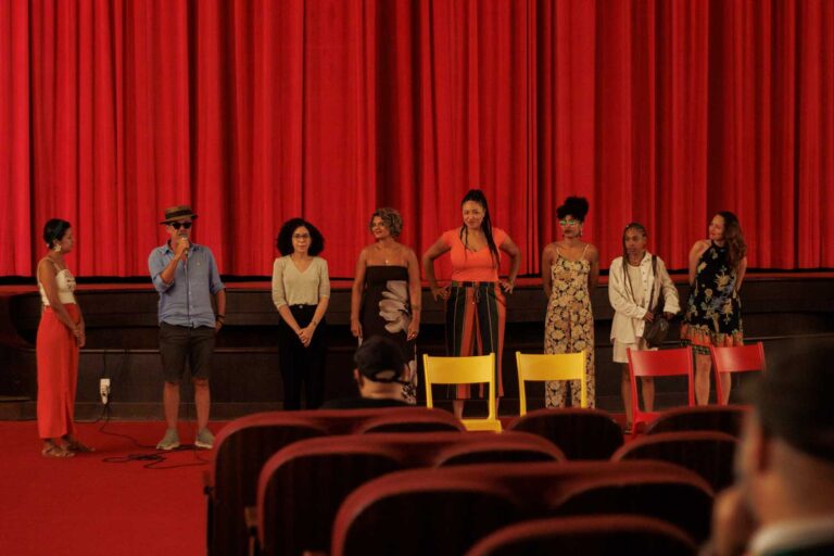 Pessoas no palco do cinema