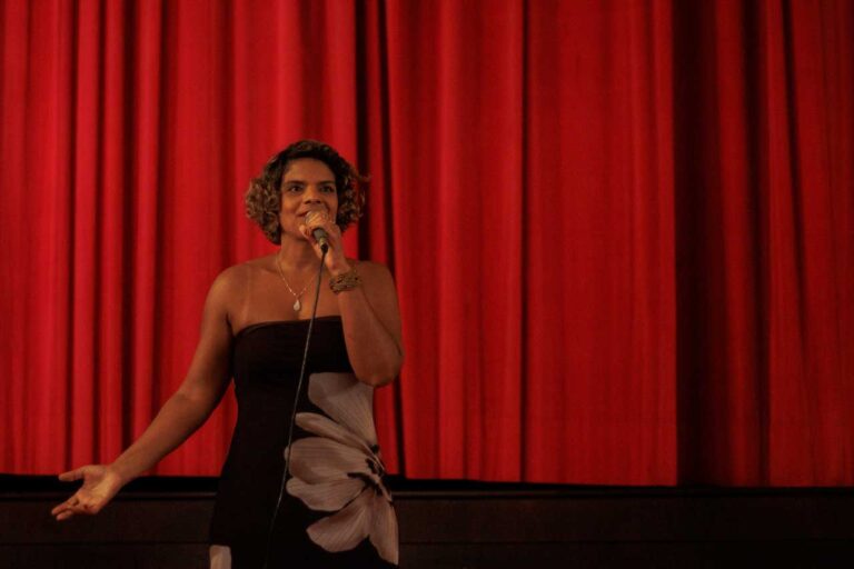 Danielle falando no palco do cinema