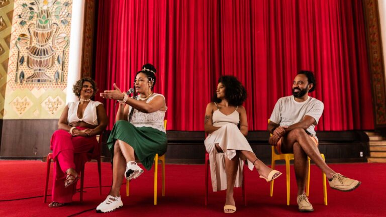 Pessoas discutindo no cinema São Luiz