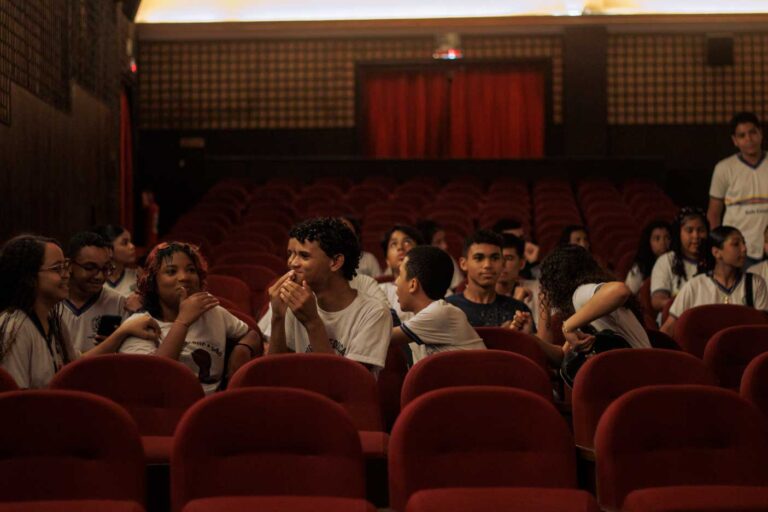 Crianças nas cadeiras do cinema