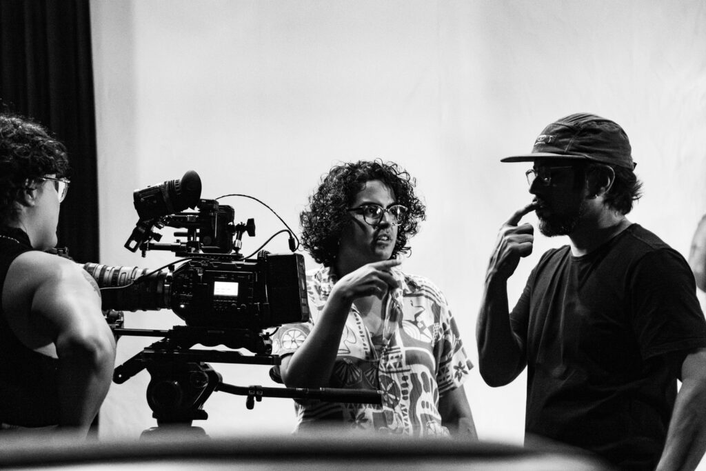 Pessoas conversam nos bastidores de História de Preta