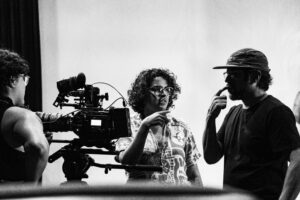 Pessoas conversam nos bastidores de História de Preta