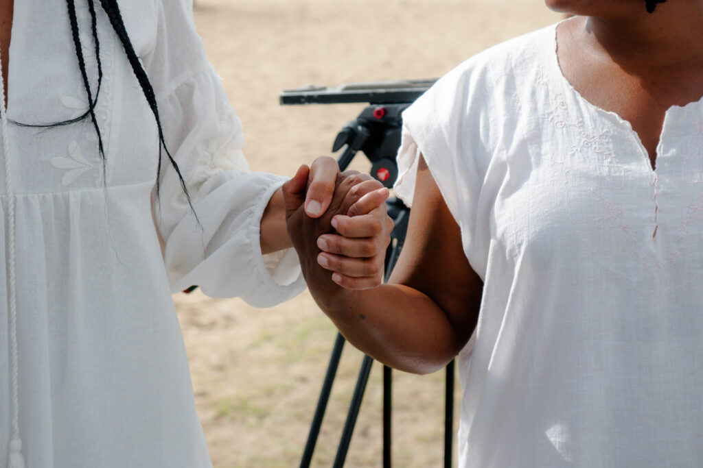 Duas pessoas de mãos dadas