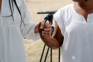 Duas pessoas de mãos dadas