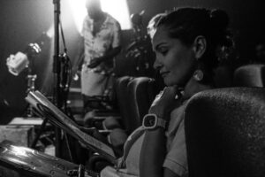 Pessoa revisa o texto da gravação