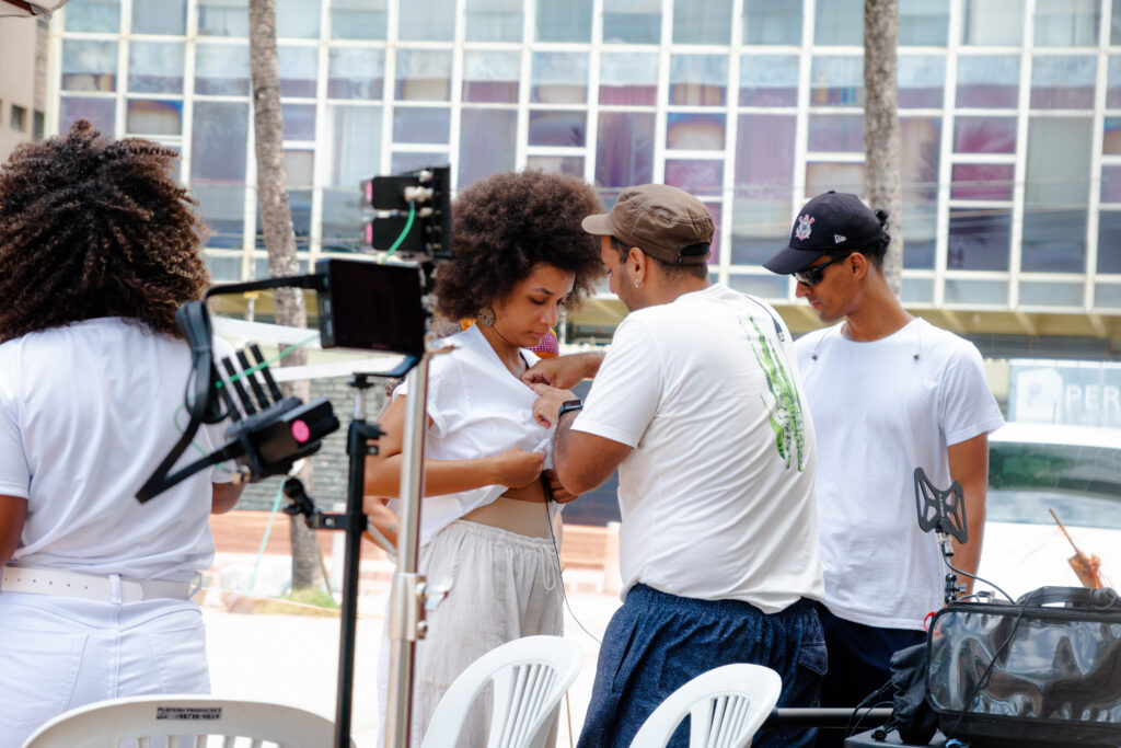 Pessoas se organizam antes do início da gravação