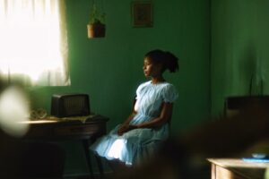 Menina sentada ouve rádio