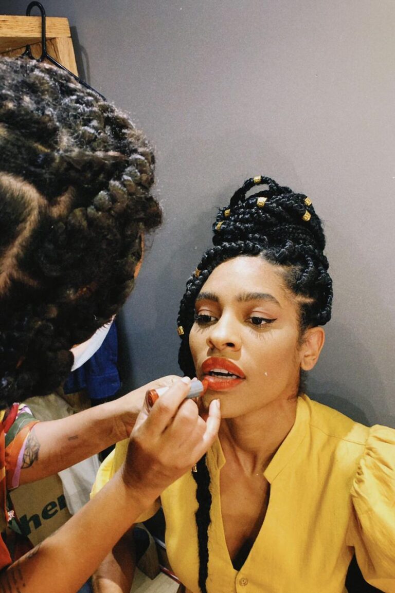 Apresentadora sendo maquiada antes da gravação