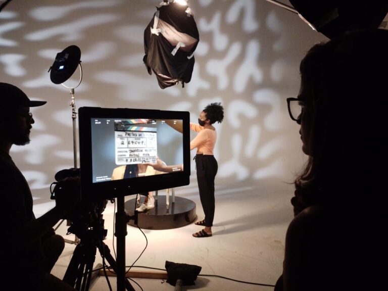 Tela da câmera registra a claquete durante a gravação de Pretas da História