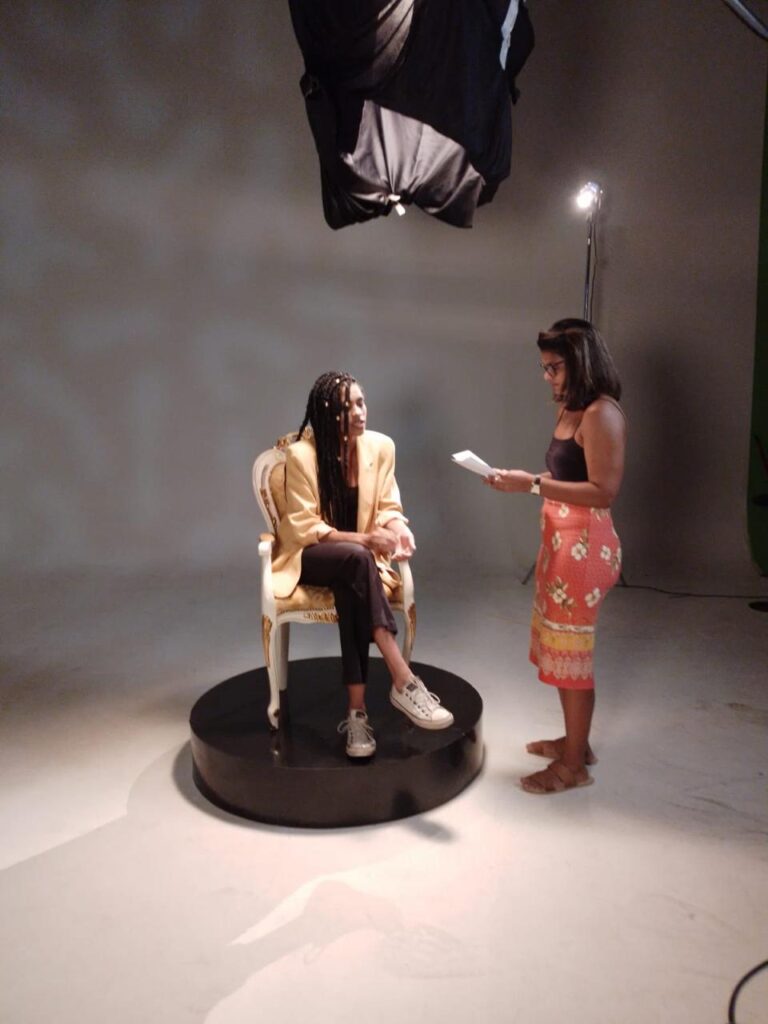 Apresentadora e produtora revisam o texto no set de gravação